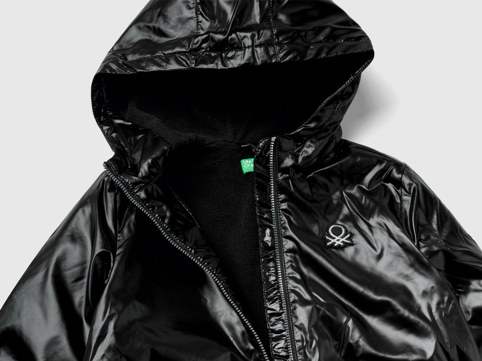 Giubbino lucido con zip e cappuccio da bambina nero 3 | Benetton Outlet