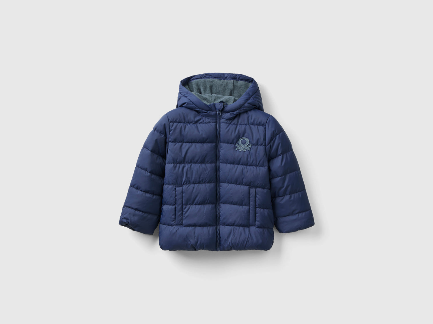 Giubbotto imbottito con cappuccio e logo da bimbo blu scuro | Benetton Outlet