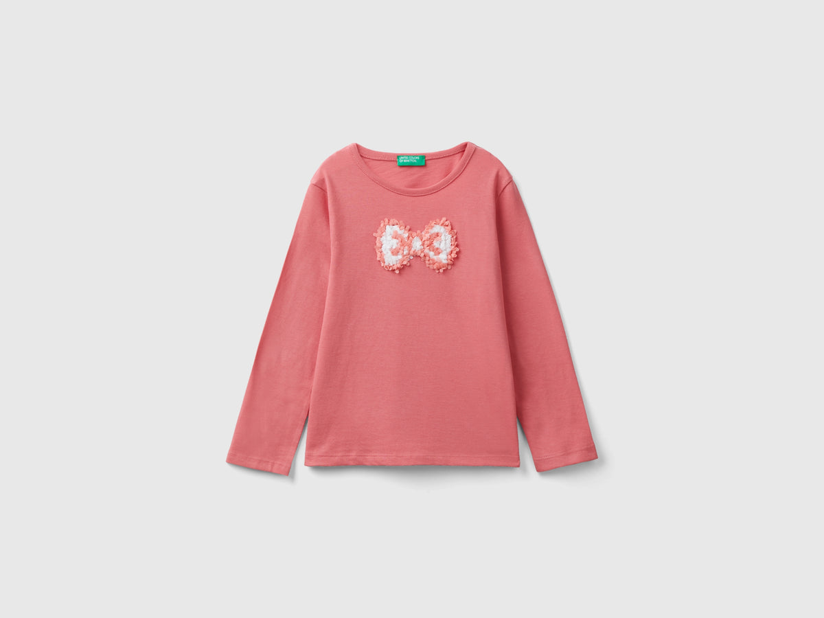 T-shirt con applicazione effetto petali