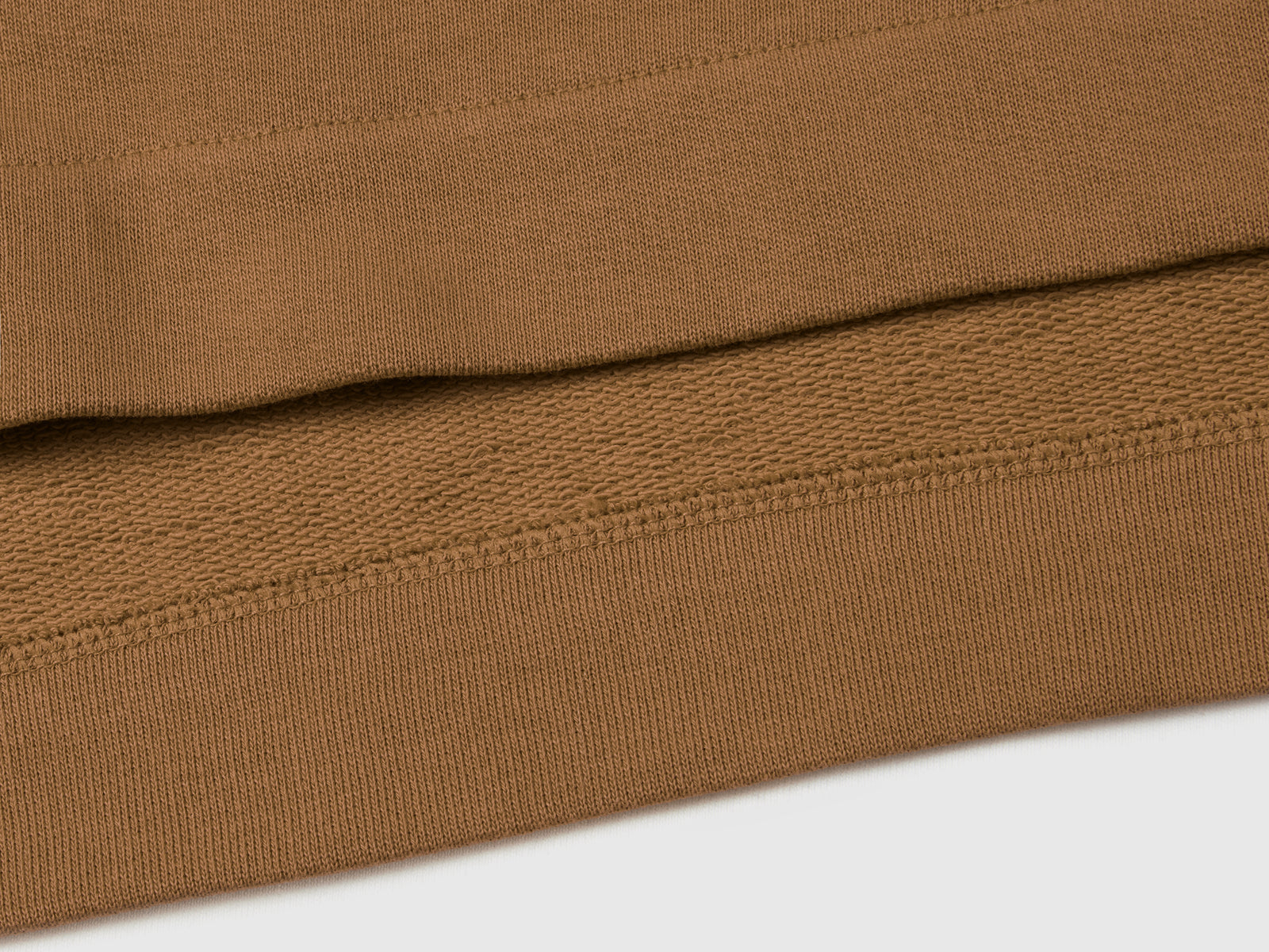 Felpa con ricamo "BE" da bambina cammello 2 | Benetton Outlet