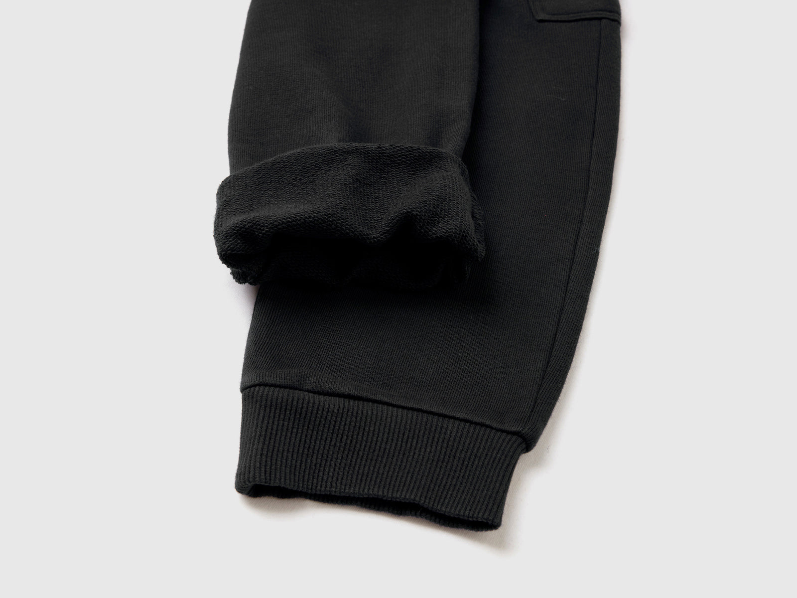 Pantaloni cargo in felpa da bambino nero 3 | Benetton Outlet