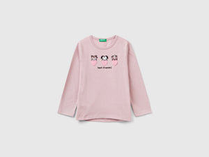 T-shirt con ricami e applicazioni
