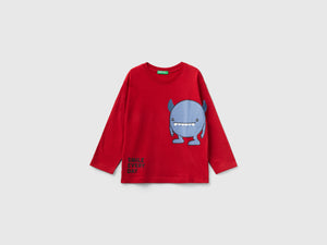 T-shirt con stampa e patch