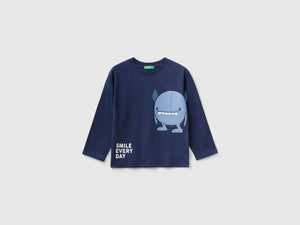 T-shirt con stampa e patch