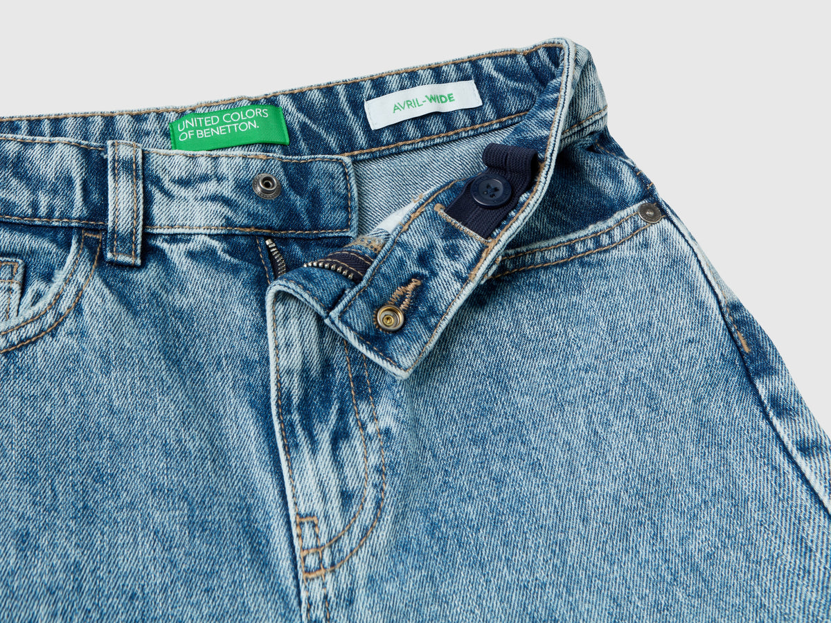 Wide-fit high-waisted jeans