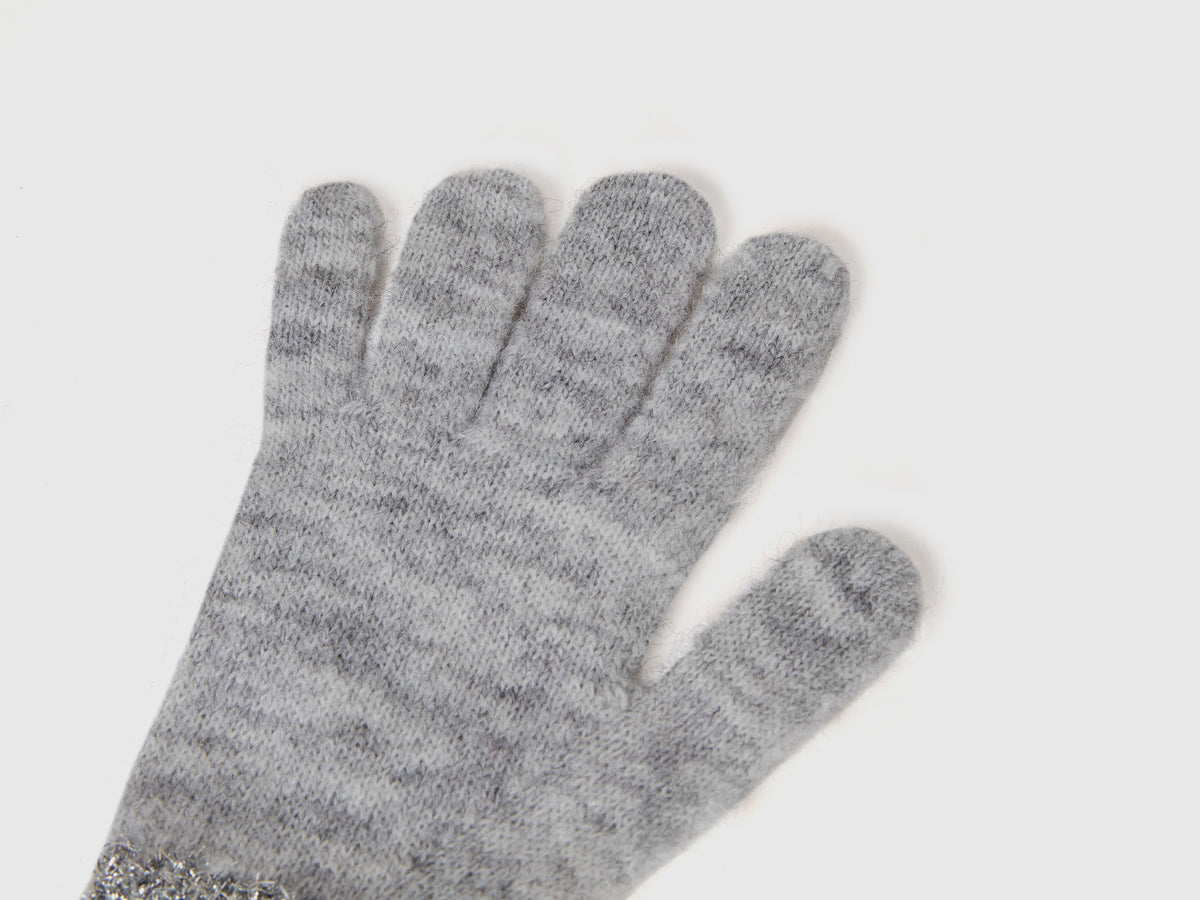 Gloves with lurex