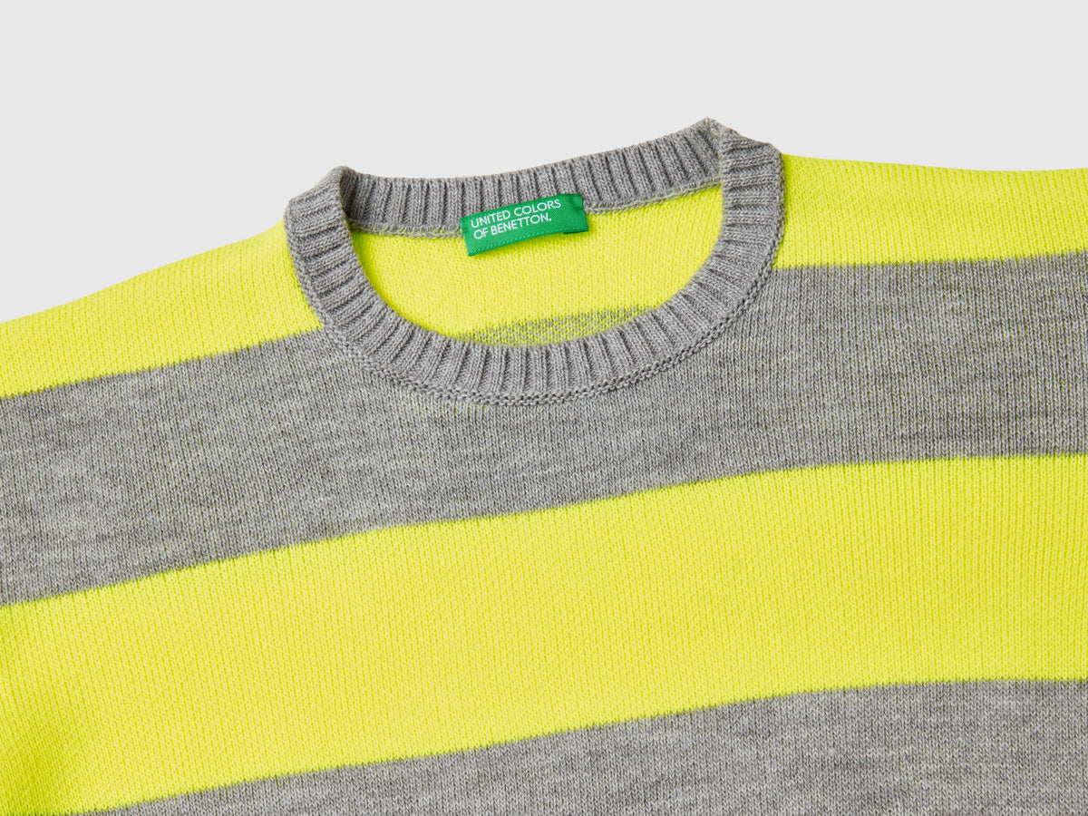 Maglia a righe con grafica skateboard