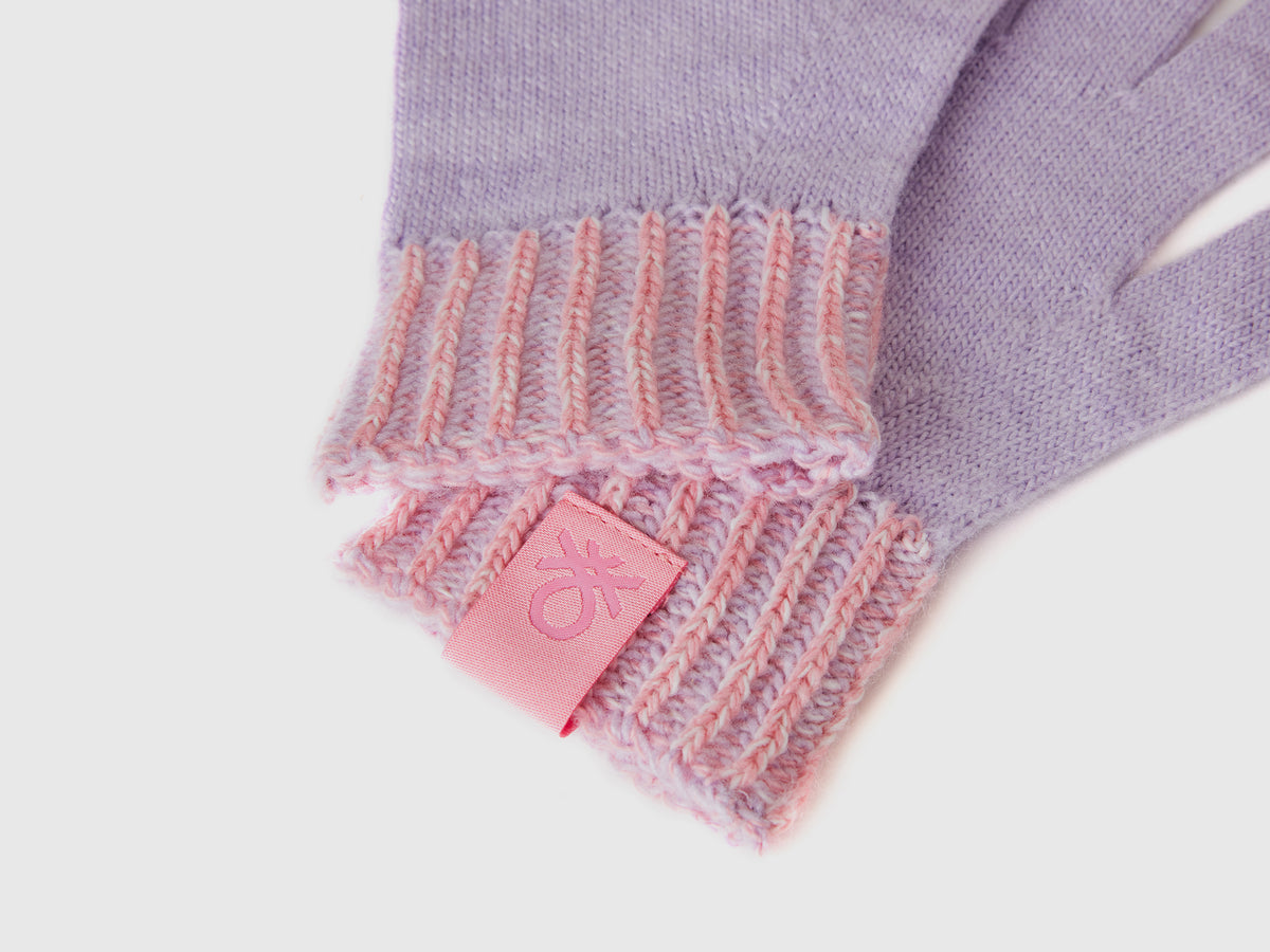 Knitted gloves
