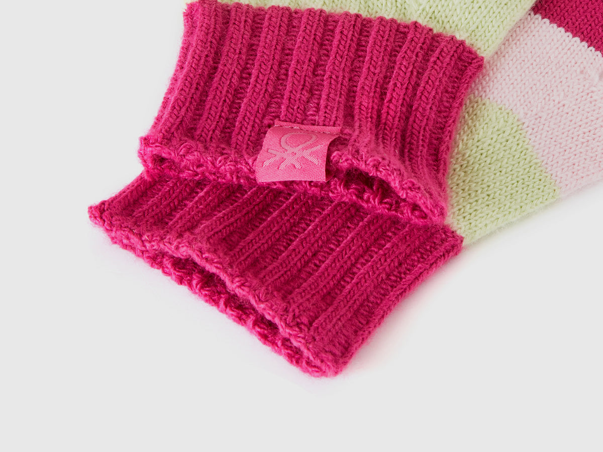 Striped knitted gloves