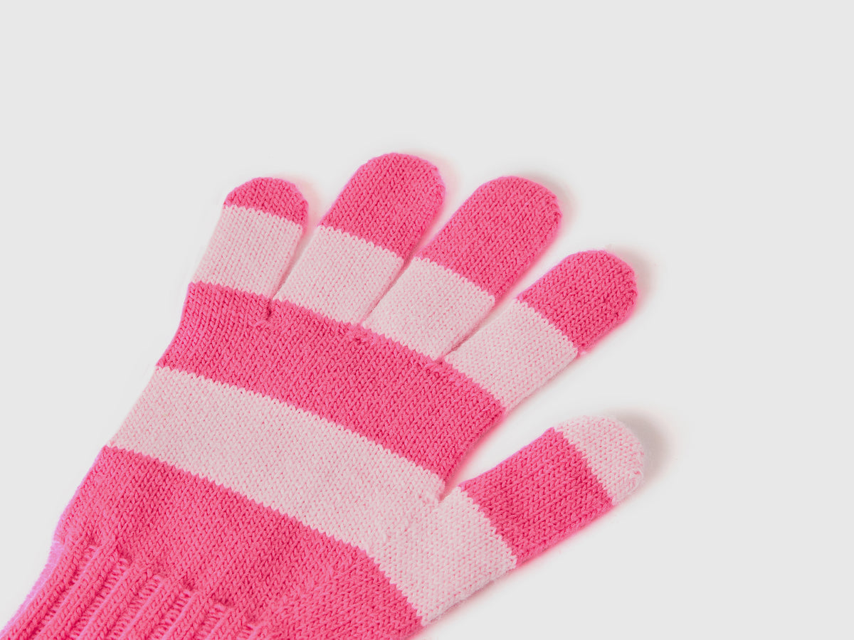 Striped knitted gloves