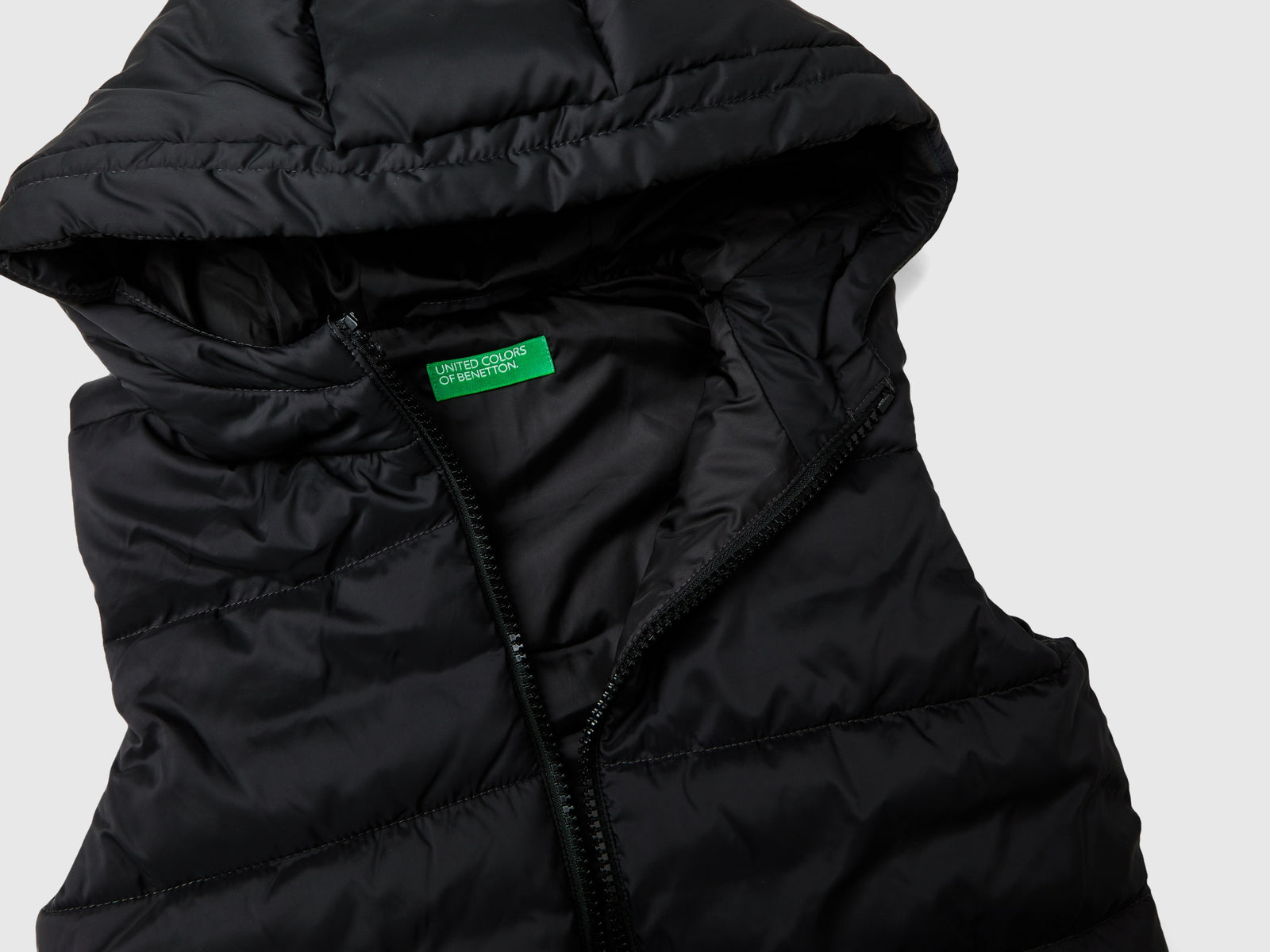 Chaleco acolchado con capucha da bambina nero 3 | Benetton Outlet