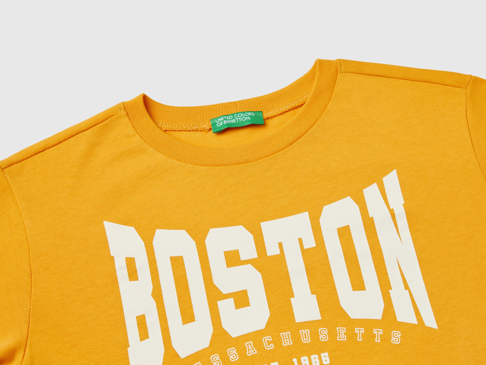 T-shirt manica lunga stile college da bambino senape 3 | Benetton Outlet
