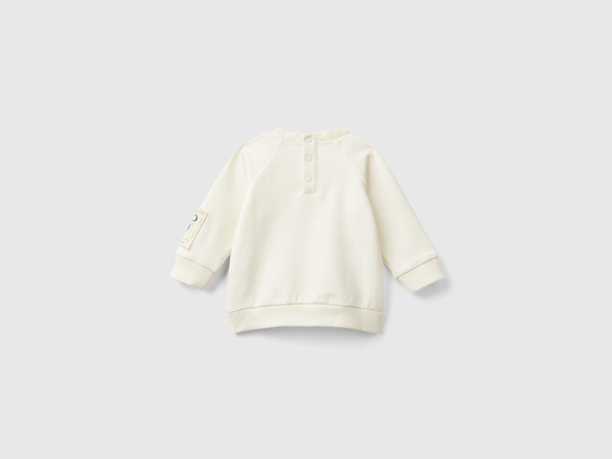 Sudadera con bolsillo y aplicación