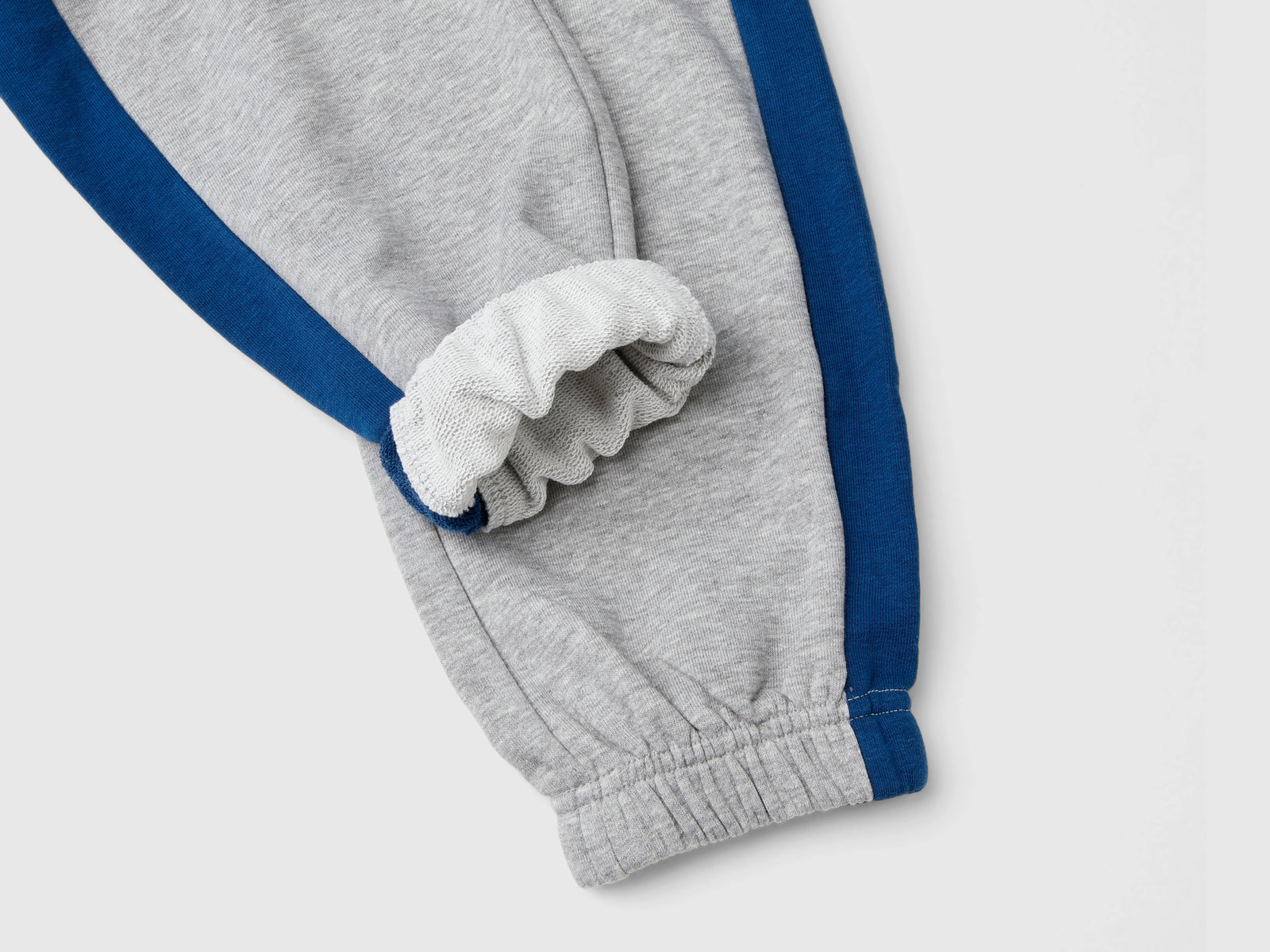 Pantaloni in felpa con bande da bambino grigio chiaro 3 | Benetton Outlet