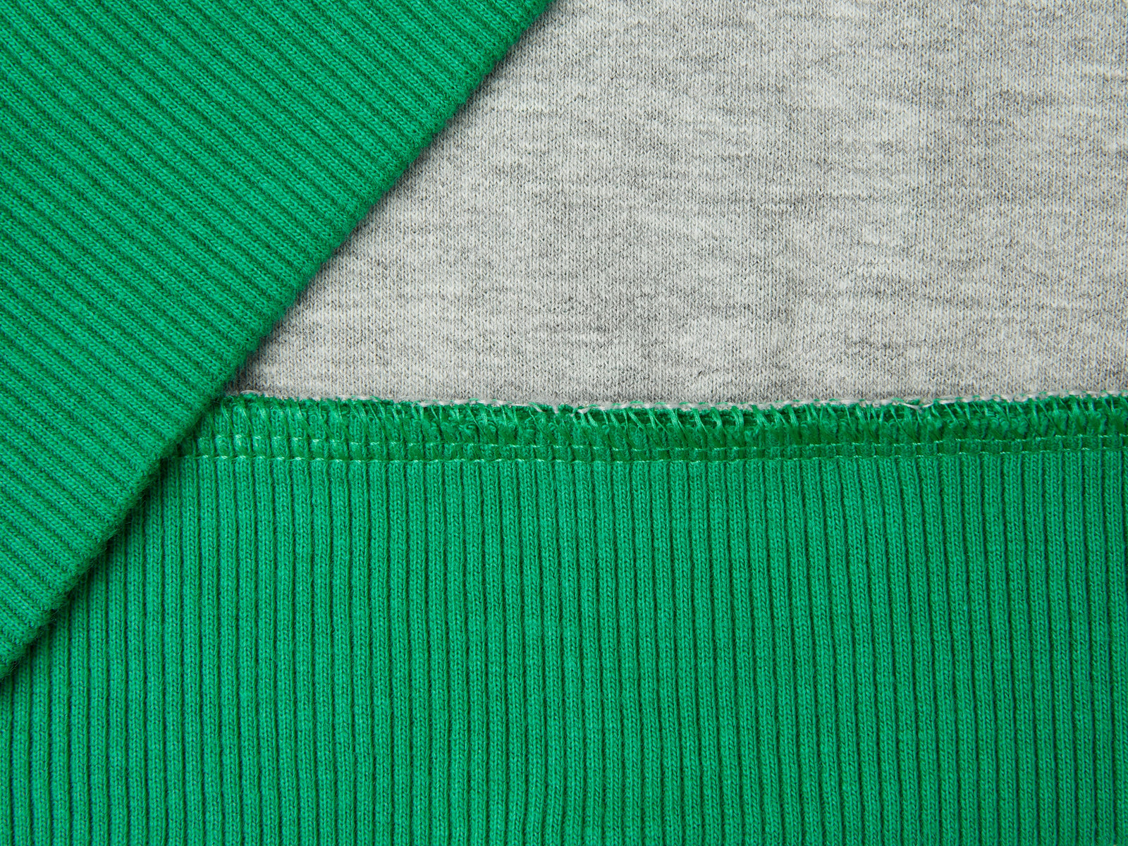 Felpa collo alto con stampa zaino da bimbo verde 3 | Benetton Outlet