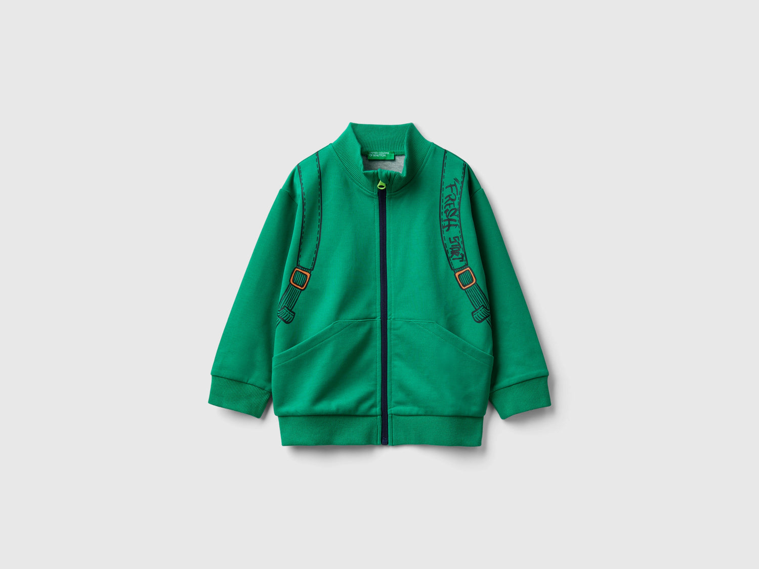 Felpa collo alto con stampa zaino da bimbo verde | Benetton Outlet