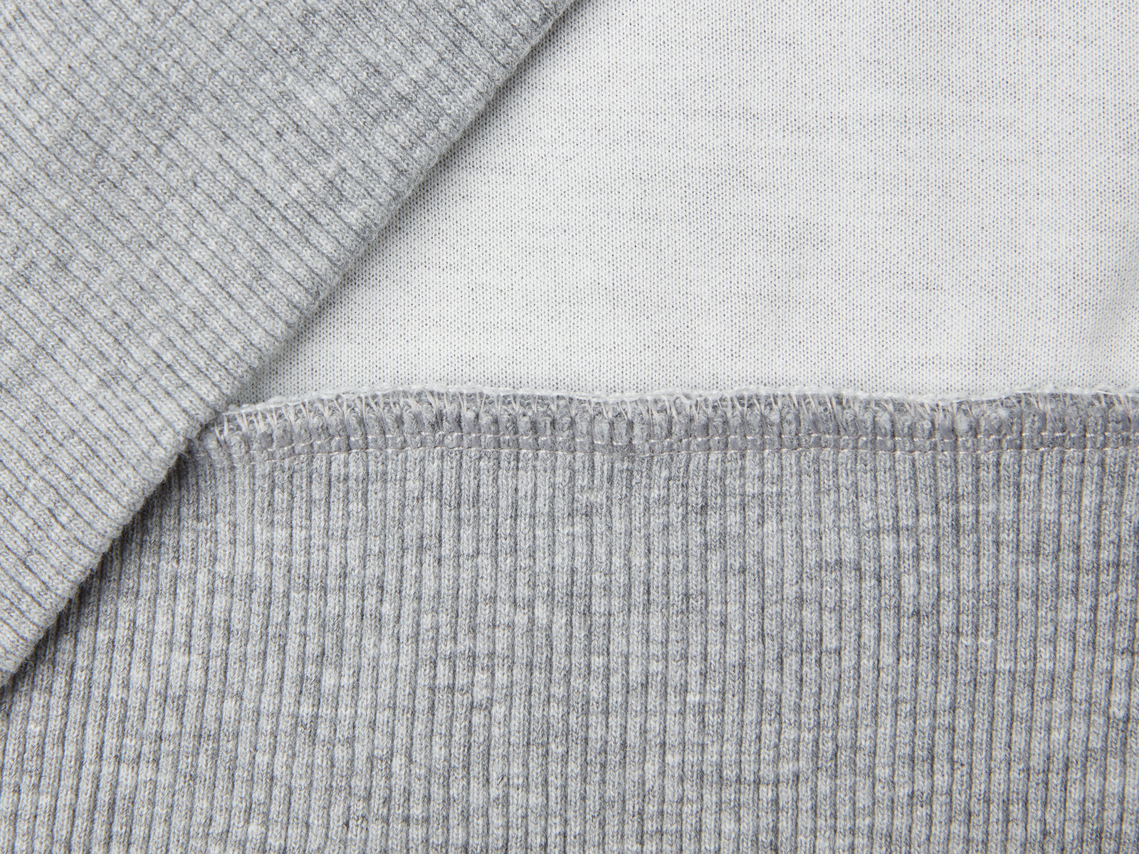 Felpa collo alto con stampa zaino da bimbo grigio 3 | Benetton Outlet