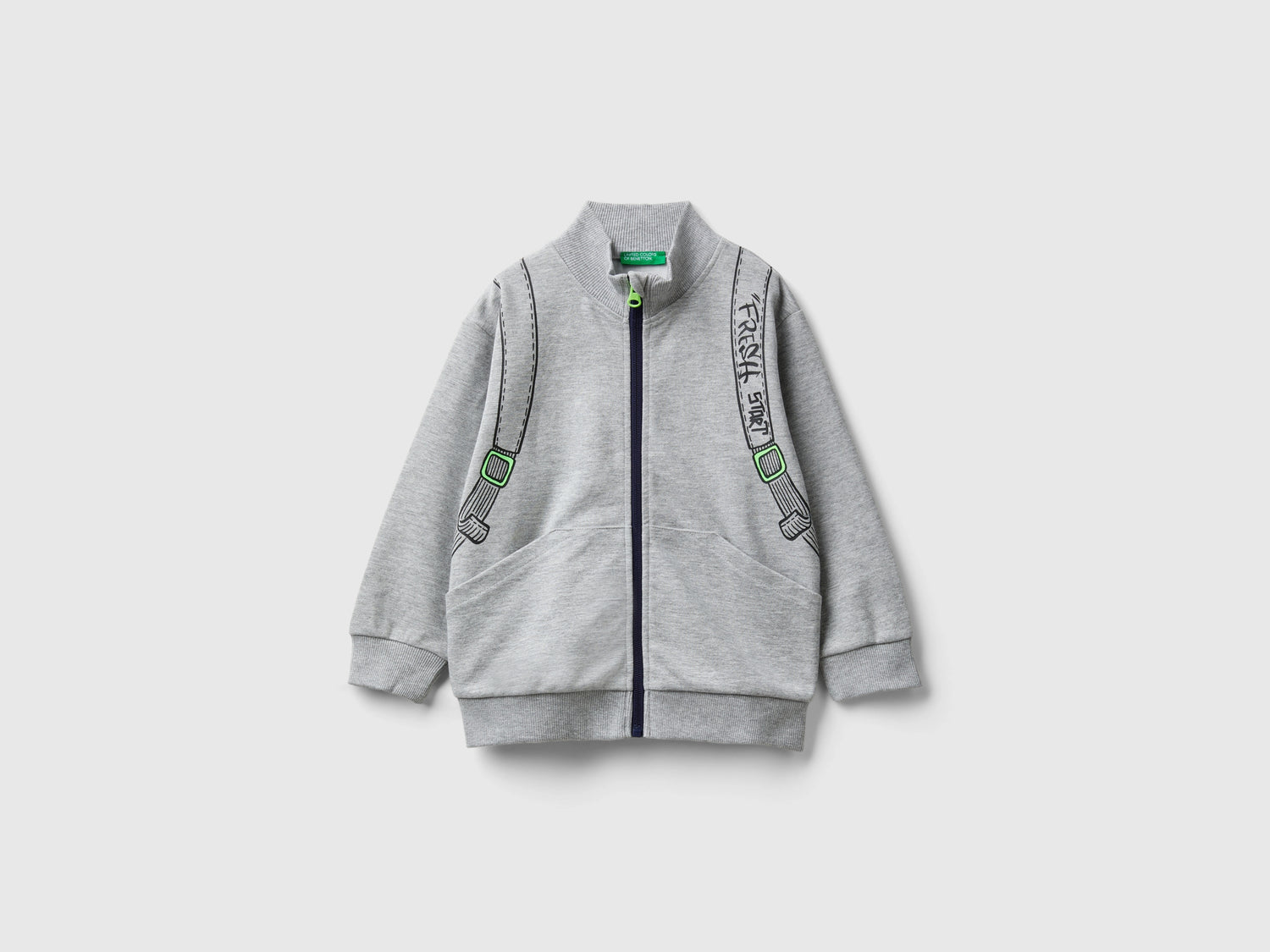 Felpa collo alto con stampa zaino da bimbo grigio | Benetton Outlet