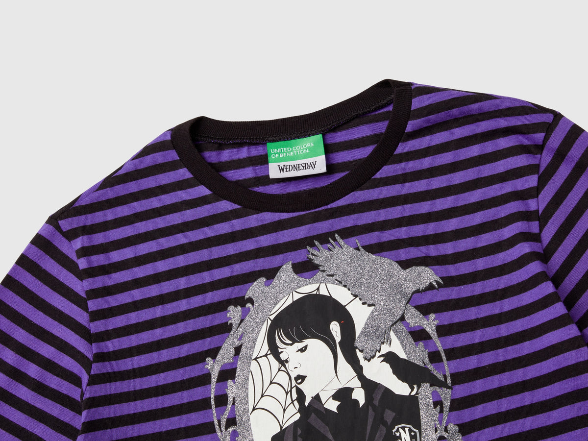 T-shirt Mercoledì Addams a righe viola e