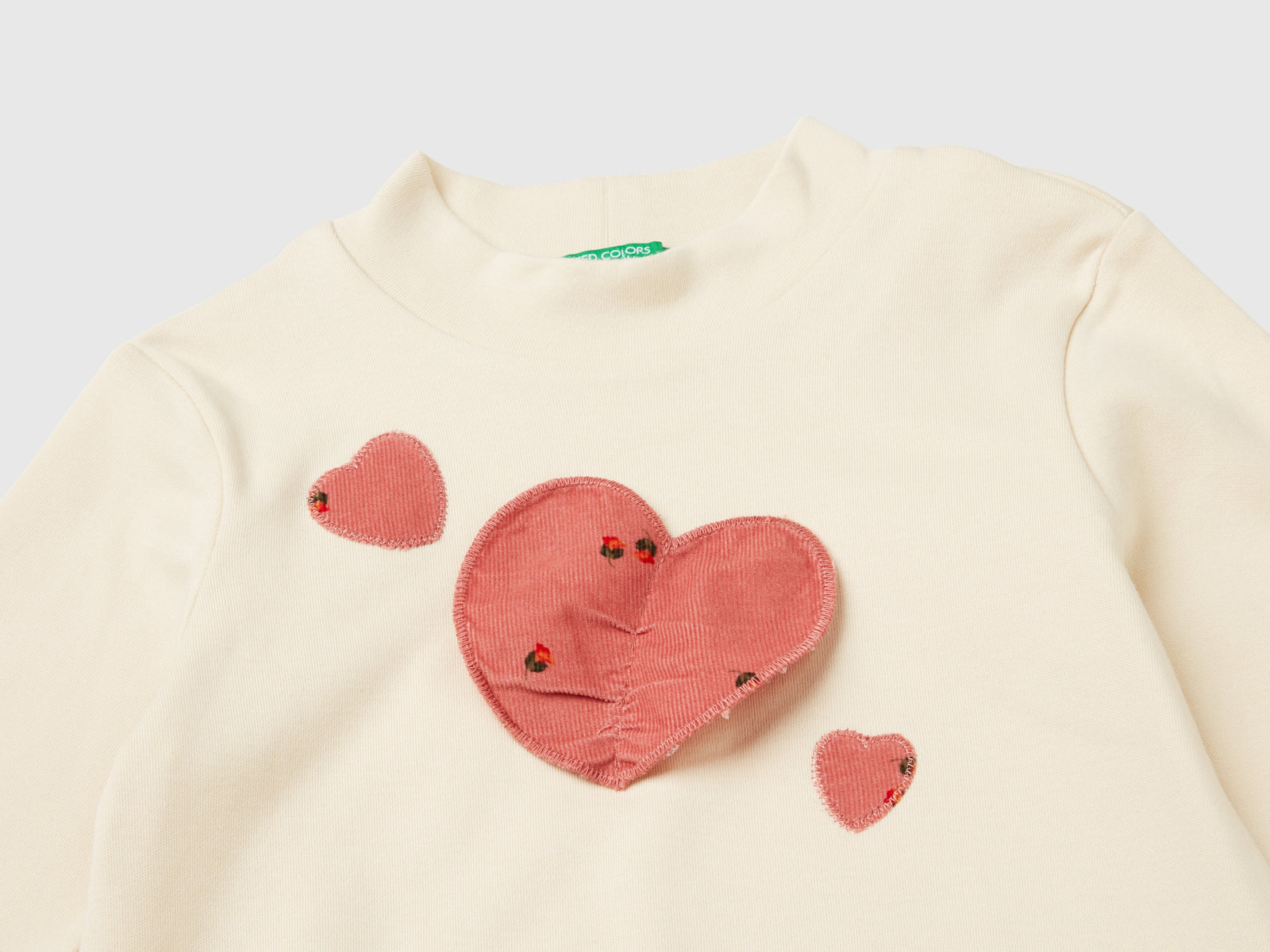 T-shirt lupetto con patch cuori da bimba bianco panna 3 | Benetton Outlet