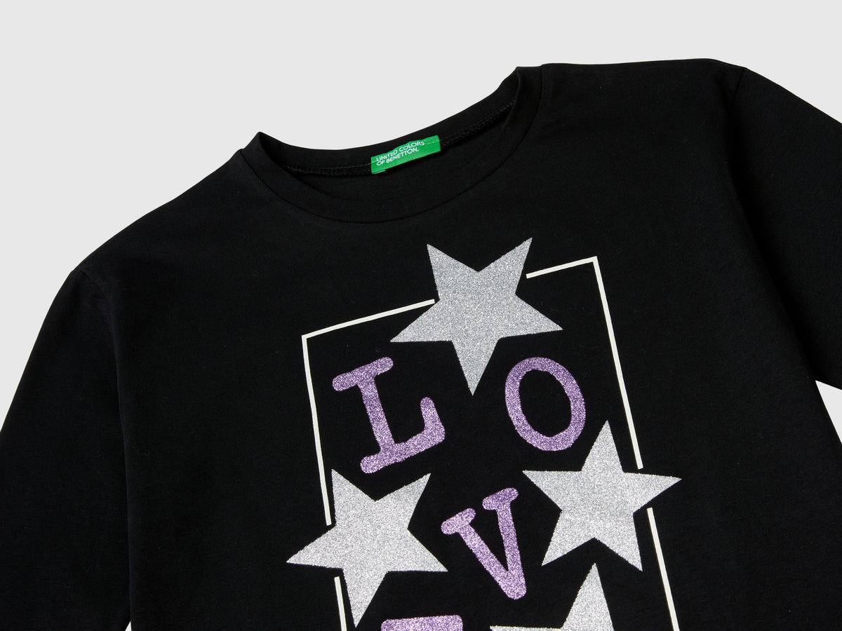 T-shirt con stampa glitter