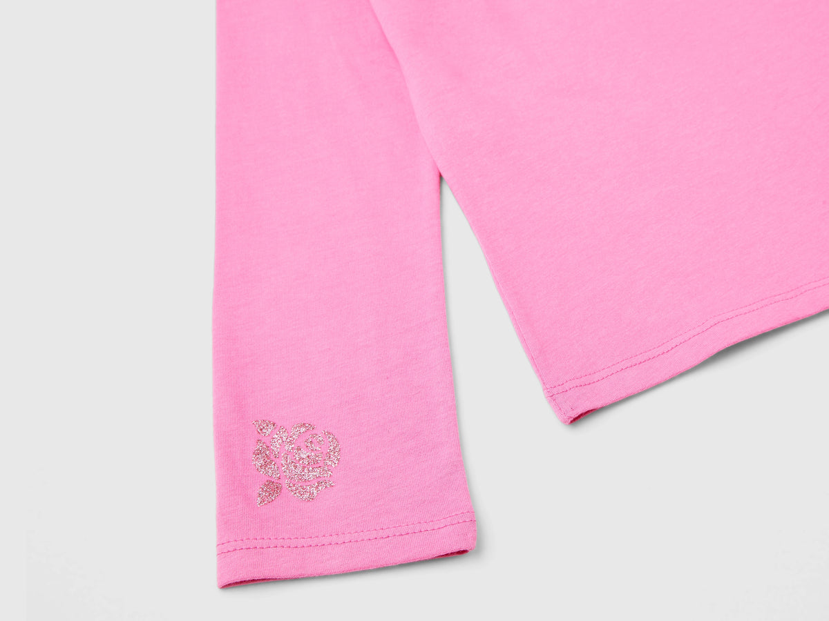 T-shirt con stampa glitter