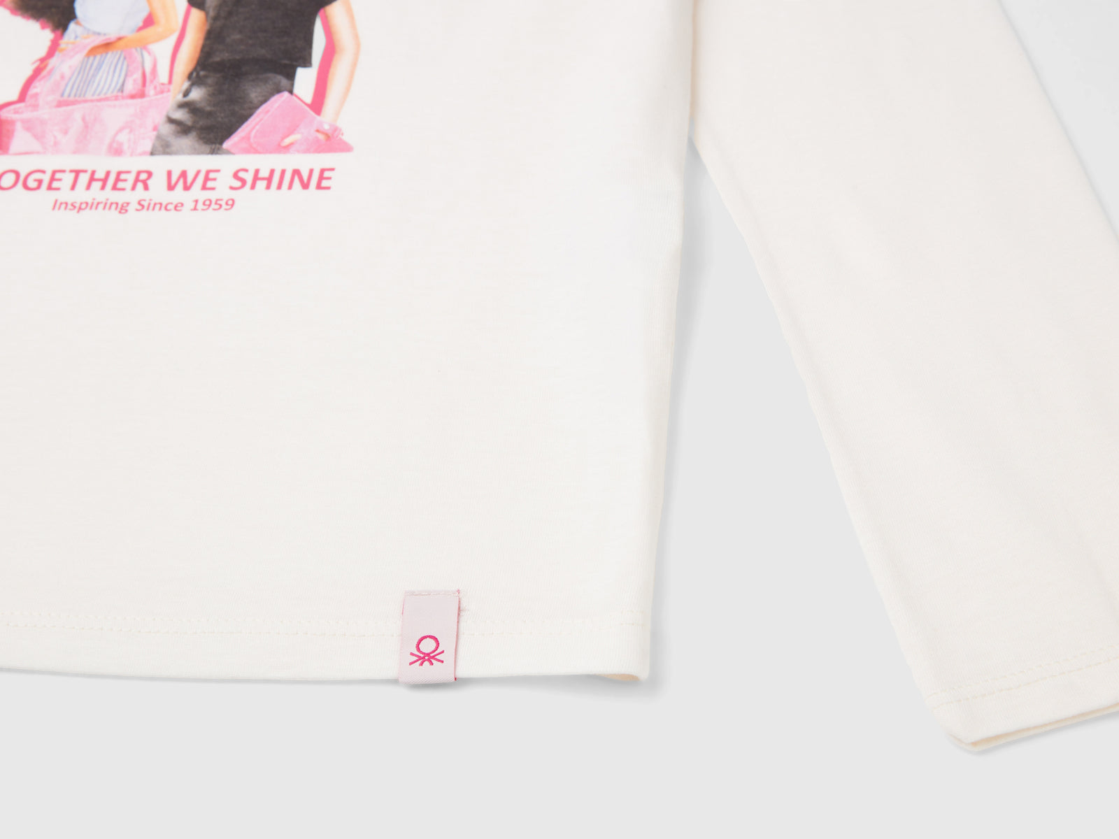 T-shirt panna con stampa laminata Barbie da bambina bianco panna 3 | Benetton Outlet