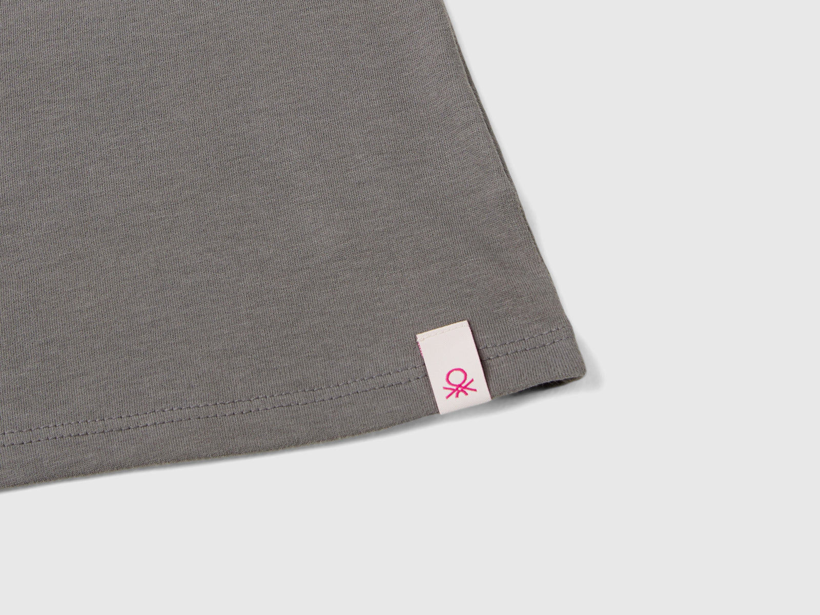 T-shirt con stampa laminata Barbie da bimba grigio scuro 3 | Benetton Outlet