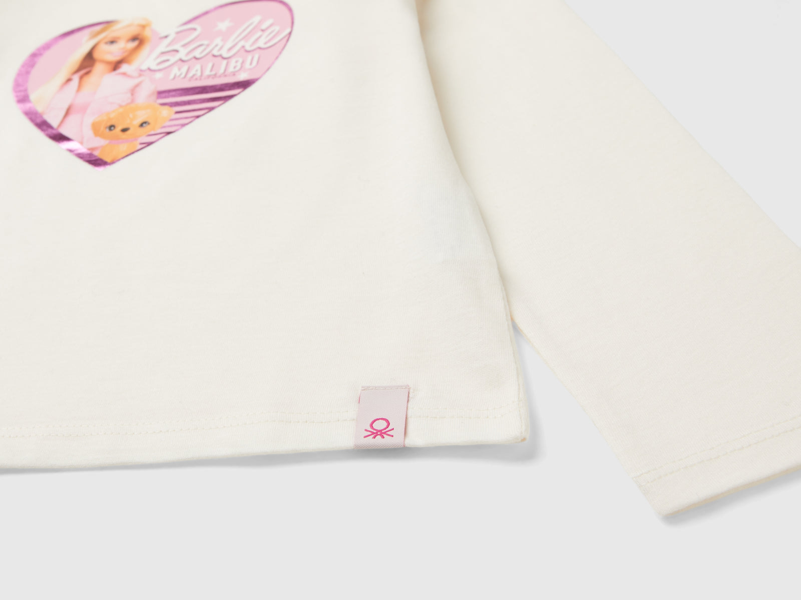 T-shirt panna con stampa laminata Barbie da bimba bianco panna 3 | Benetton Outlet