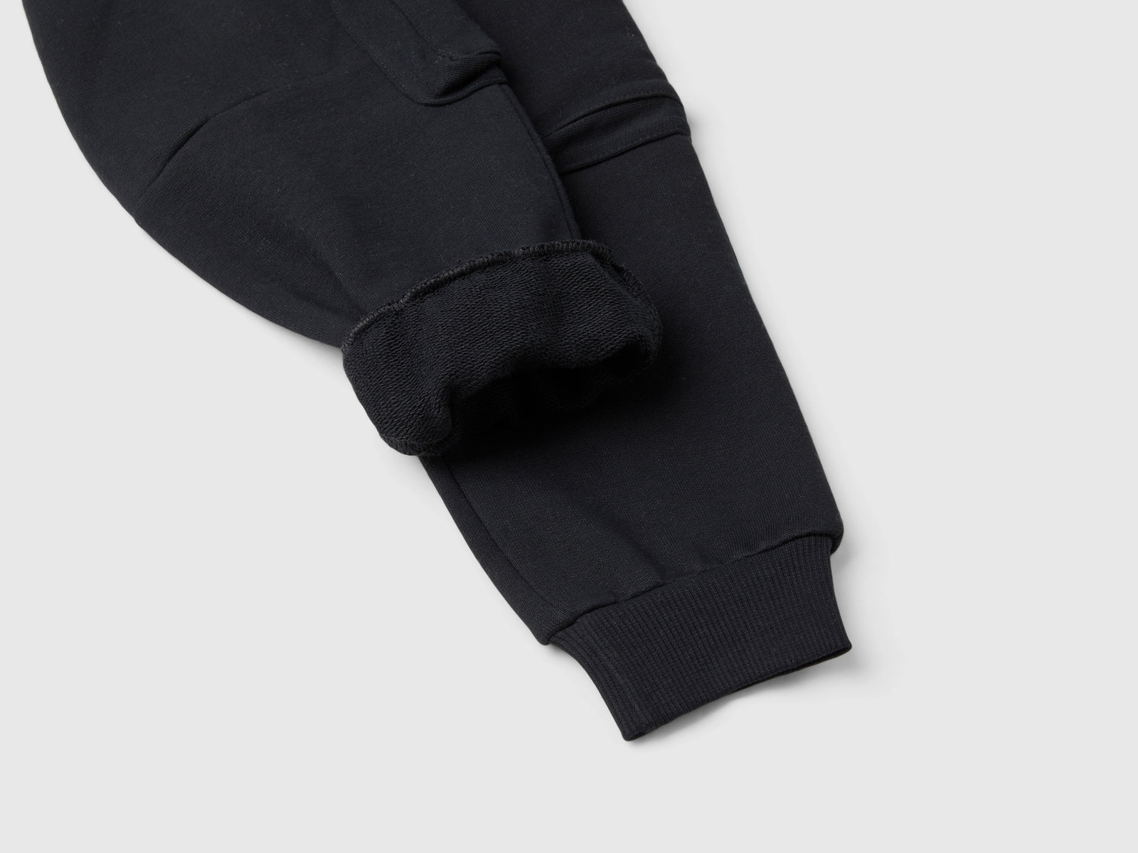 Pantaloni cargo in felpa da bambino nero 3 | Benetton Outlet