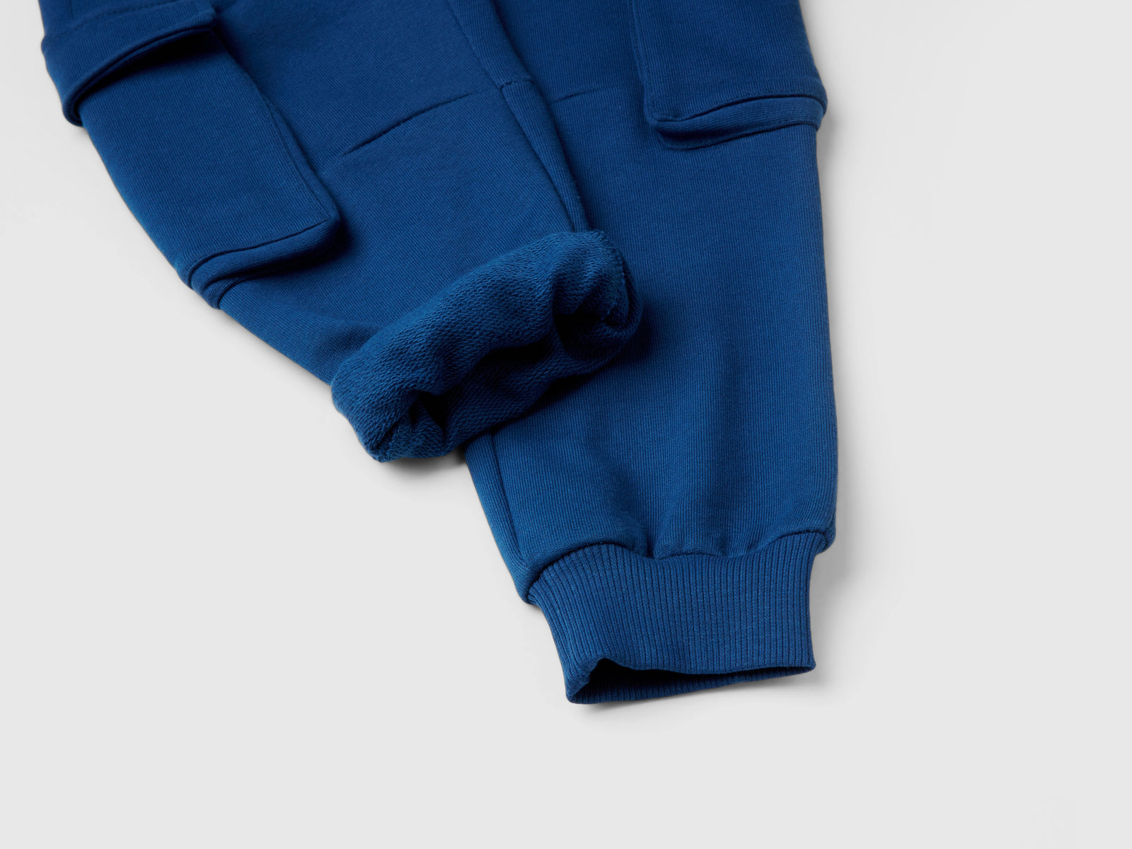 Pantaloni cargo in felpa da bambino blu 3 | Benetton Outlet
