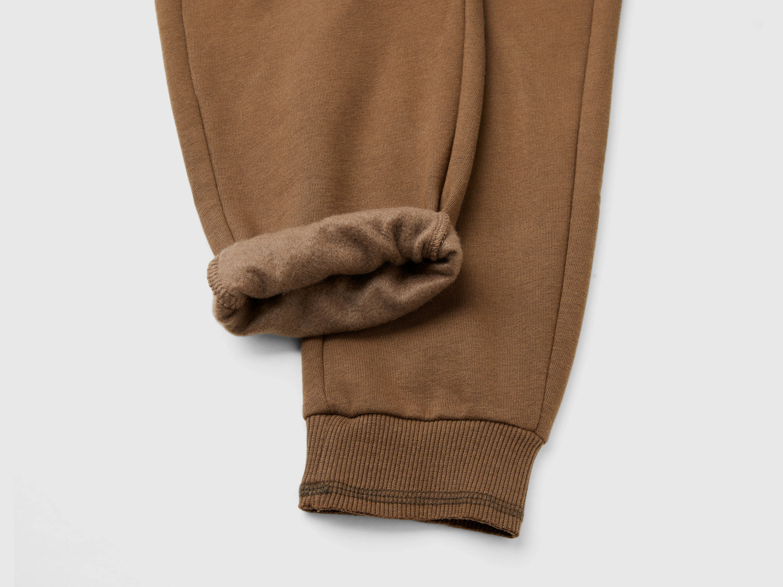 Pantaloni in calda felpa con stampa da bambino marrone 3 | Benetton Outlet