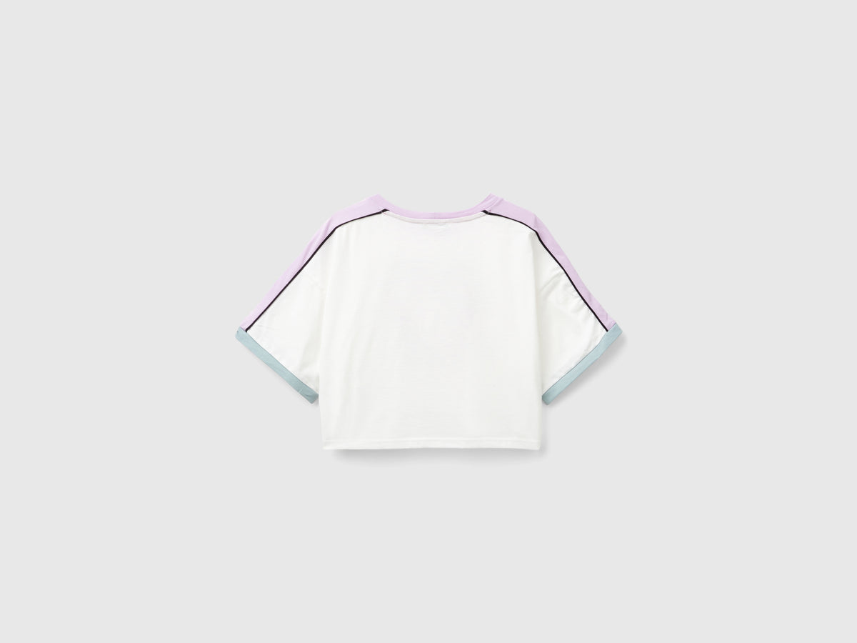 T-shirt con stampa graffiti e strass