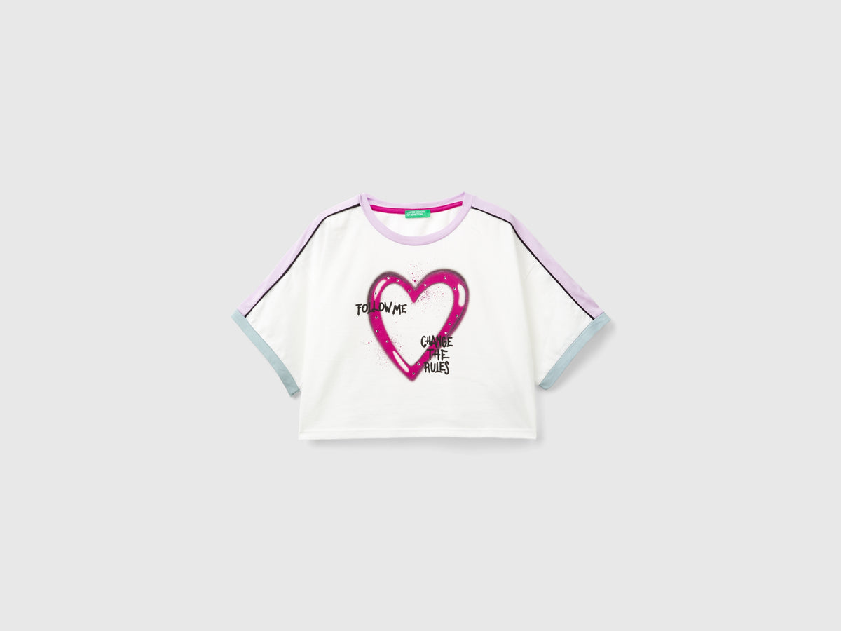 T-shirt con stampa graffiti e strass