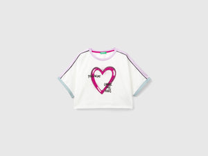 T-shirt con stampa graffiti e strass