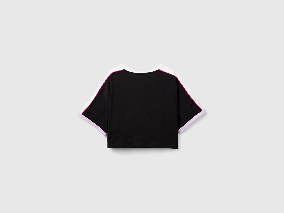 T-shirt con stampa graffiti e strass