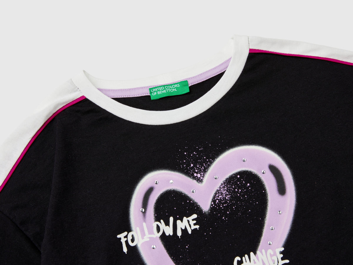 T-shirt con stampa graffiti e strass