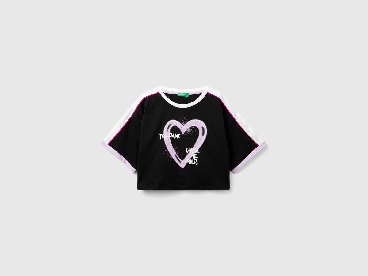 T-shirt con stampa graffiti e strass