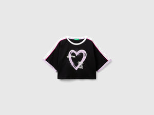 T-shirt con stampa graffiti e strass