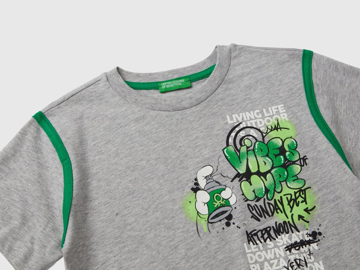 T-shirt con stampa graffiti in cotone bio