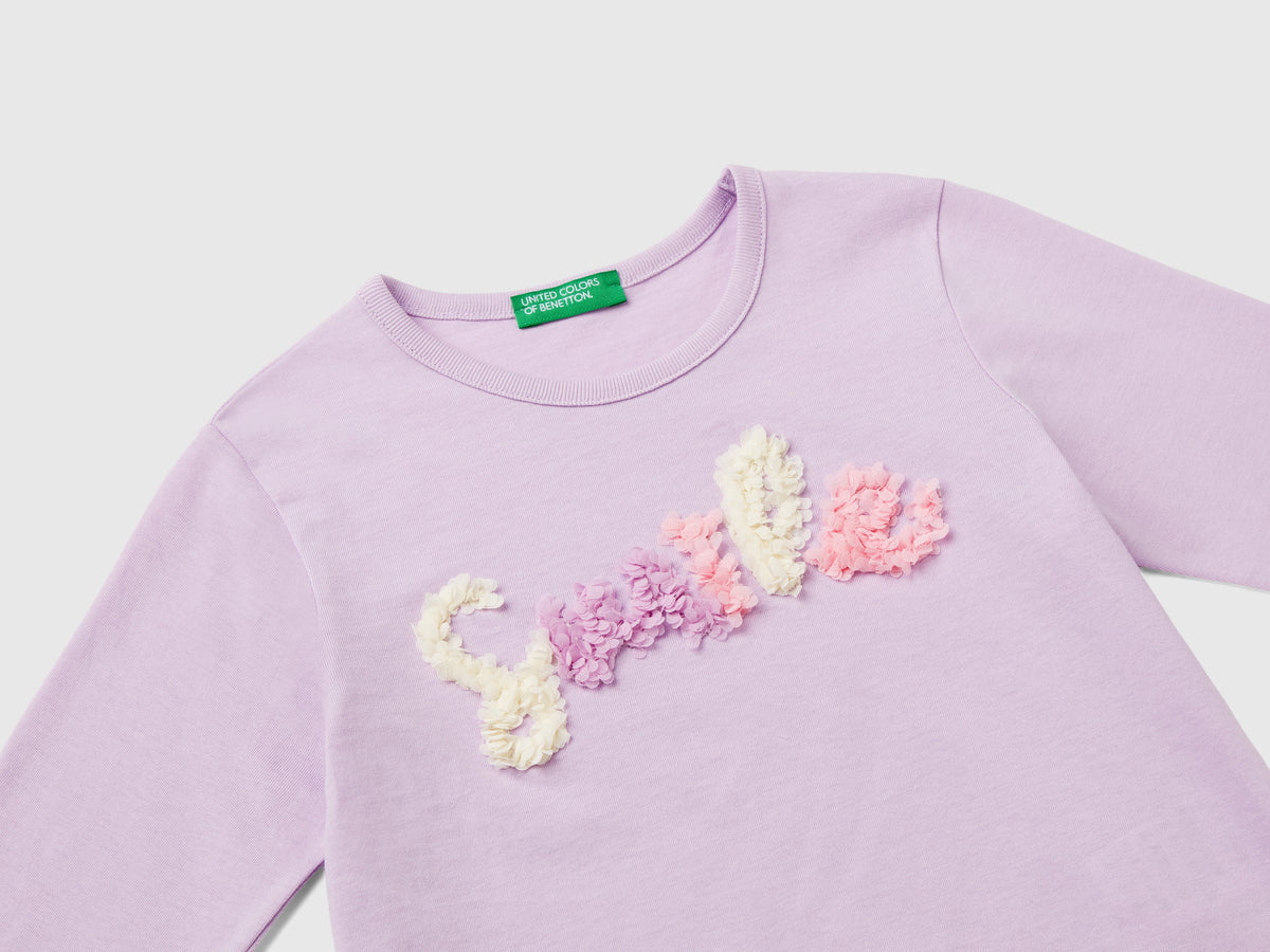 T-shirt con applicazione effetto petali