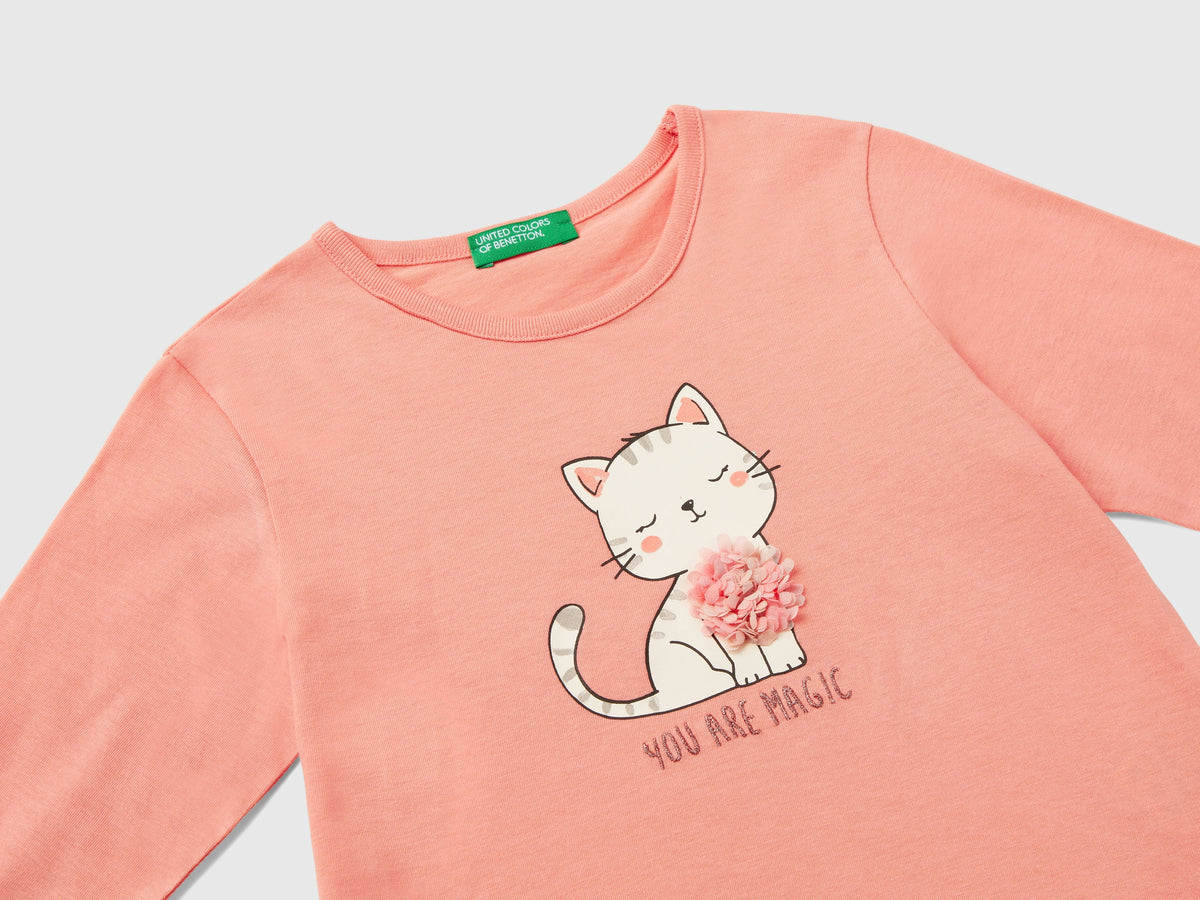 T-shirt con applicazione effetto petali