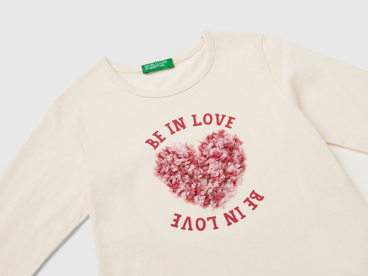 T-shirt con applicazione effetto petali