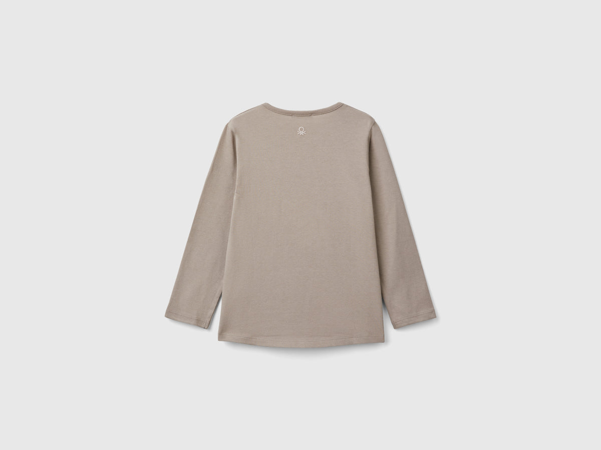 T-shirt con stampa e paillettes