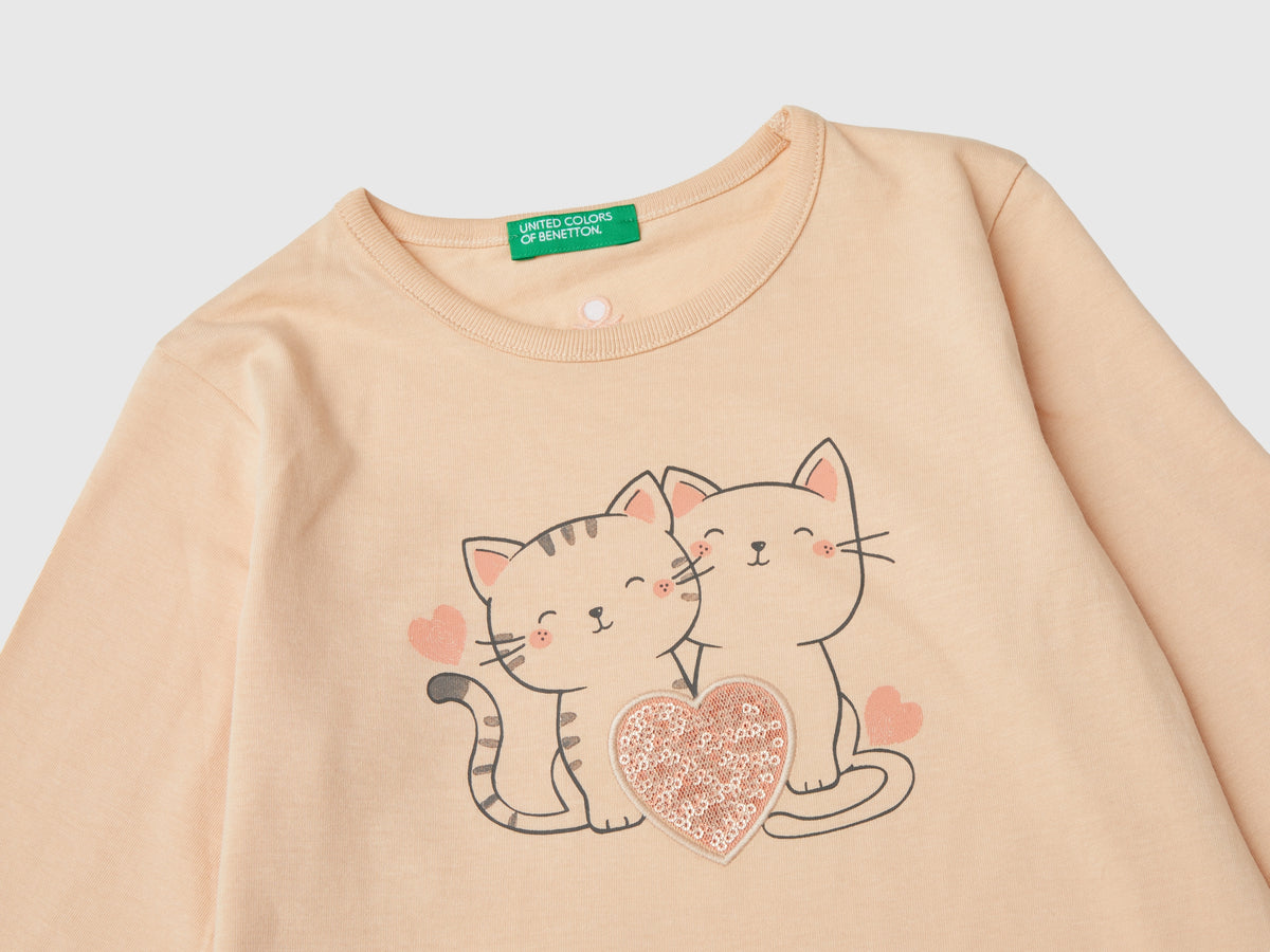 T-shirt con stampa e paillettes