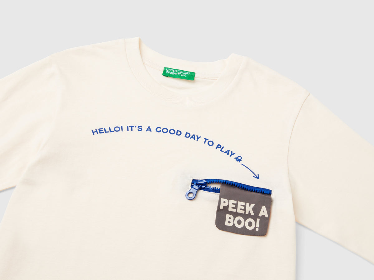 T-shirt con stampa e applicazione