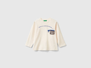 T-shirt con stampa e applicazione