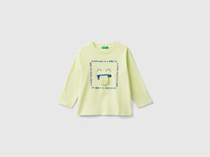 T-shirt con stampa e applicazione