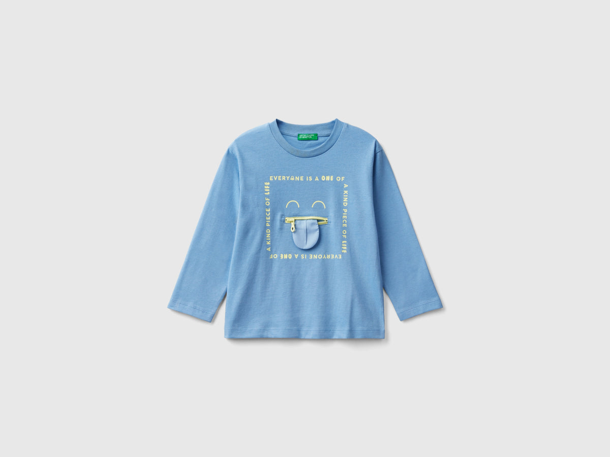 T-shirt con stampa e applicazione