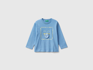 T-shirt con stampa e applicazione